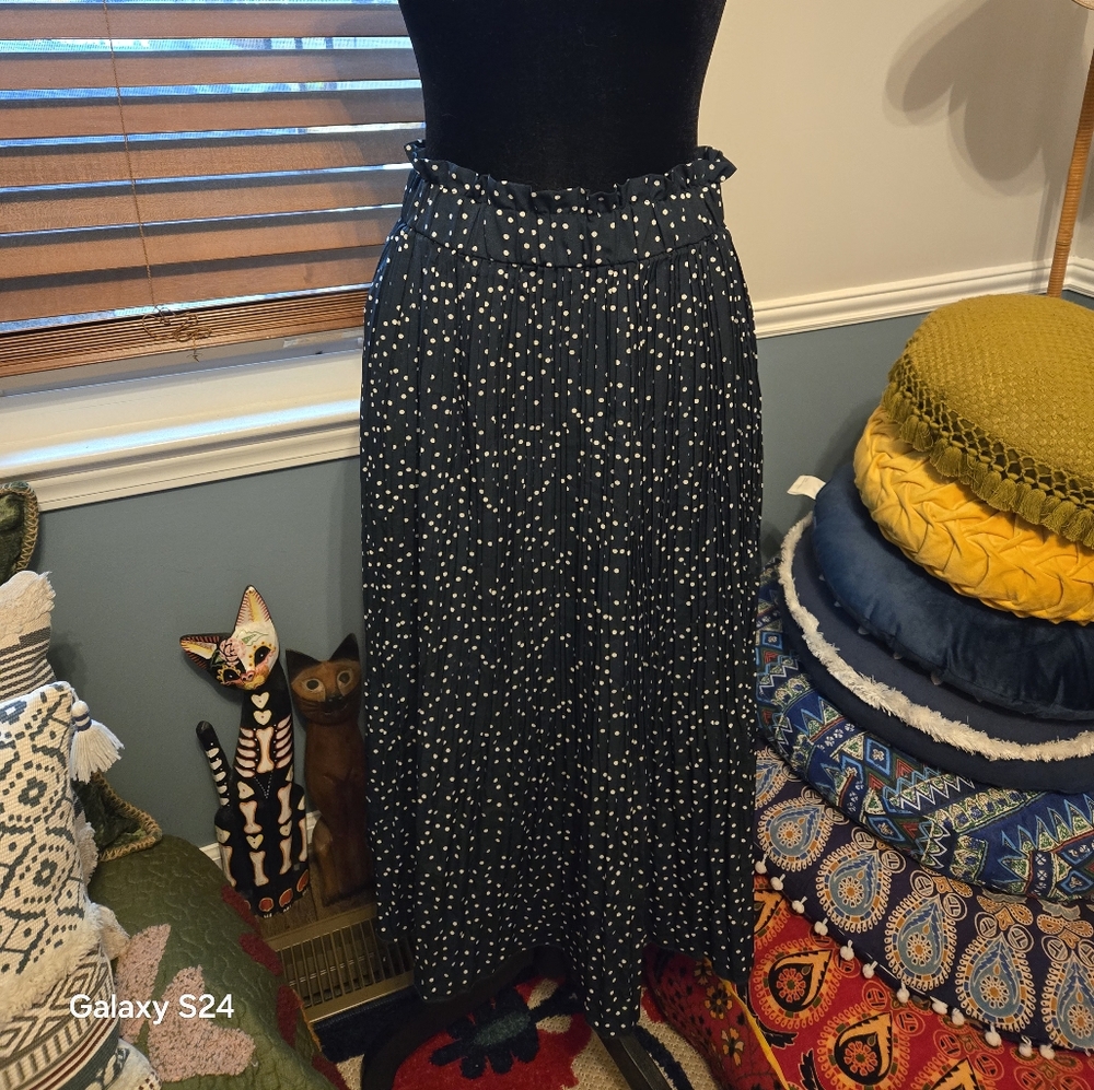 Black flow skirt size med